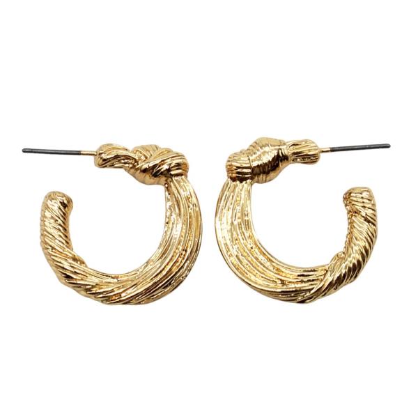 LINED TEXTURED OPEN HOOP EARRING