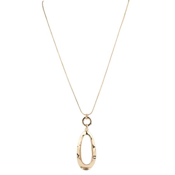 HAMMERED METAL OVAL PENDANT NECKLACE