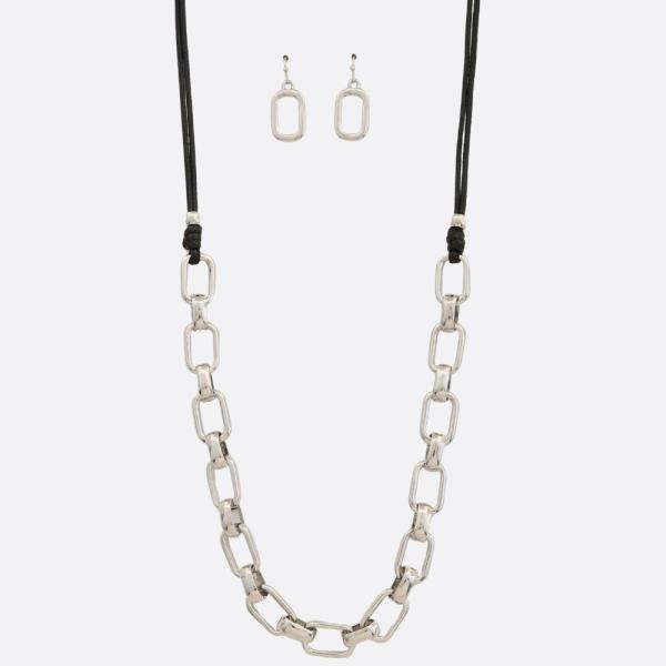 OVAL LINK NECKLACE