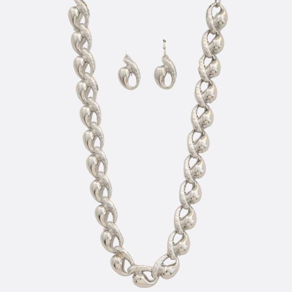 ORGANIC SHAPE METAL NECKLACE