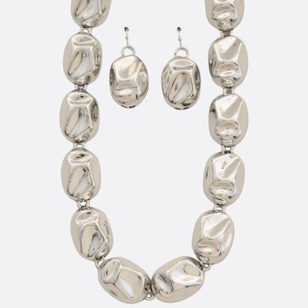 HAMMERED OVAL METAL NECKLACE