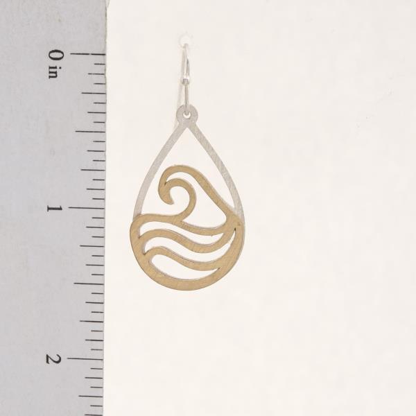 TEXTURED METAL TEARDROP WAVE DANGLE HOOK EARRINGS