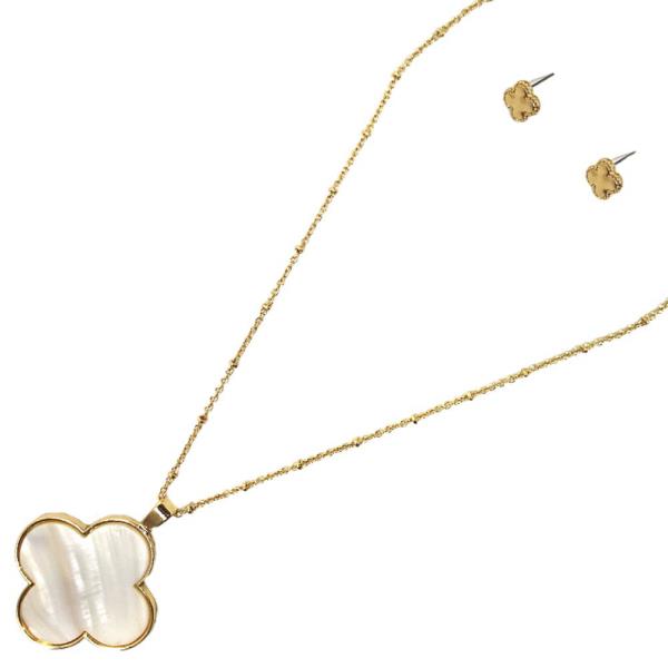 MOTHER OF PEARL CLOVER PENDANT NECKLACE