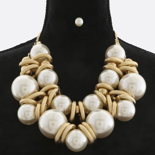 CHUNKY PEARL BEAD NECKLACE