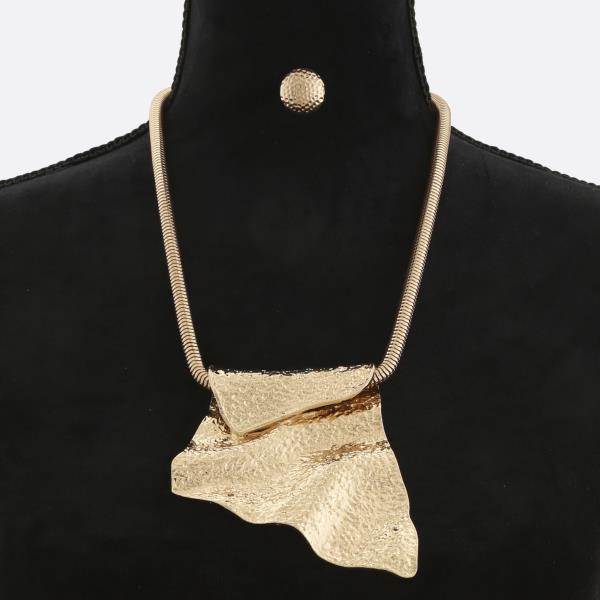 TEXTURED RUFFLE METAL PENDANT NECKLACE