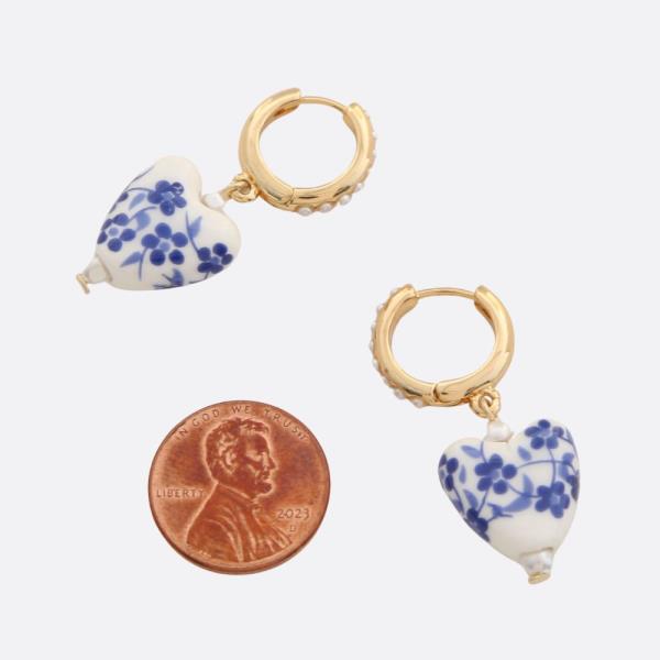 CERAMIC HEART PEARL HUGGIE EARRING