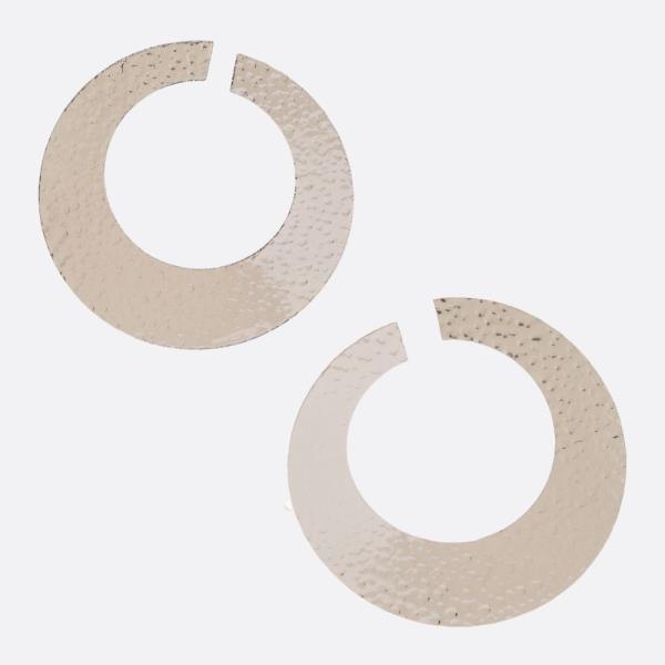 HAMMERED METAL OPEN CIRCLE EARRING