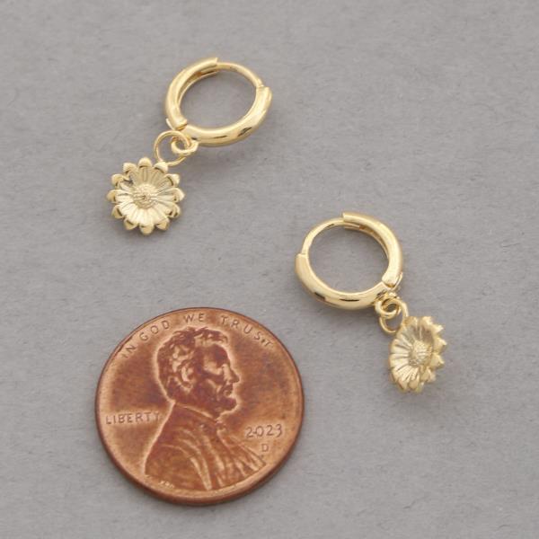 SODAJO FLOWER HUGGIE METAL EARRING