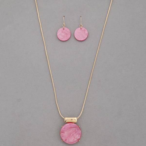 ACETATE ROUND PENDANT NECKLACE