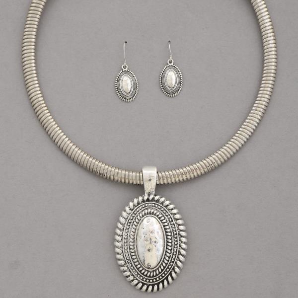 SDJ OVAL PENDANT METAL NECKLACE