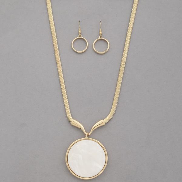 ROUND ACETATE PENDANT METAL NECKLACE
