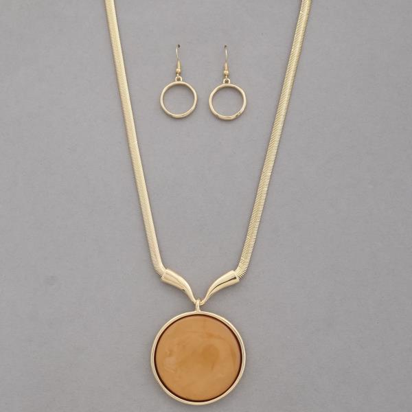ROUND ACETATE PENDANT METAL NECKLACE