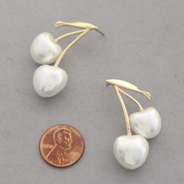PEARL CHERRY METAL EARRING