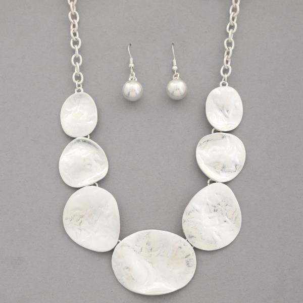 TEXTURED BENT OVAL LINK METAL NECKLACE