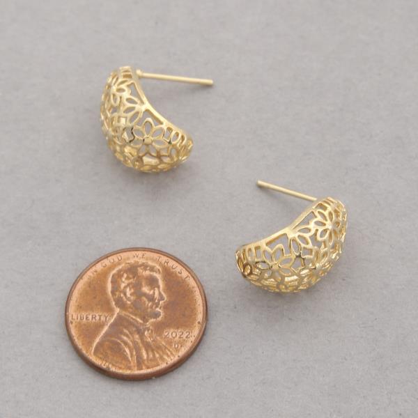 SODAJO CUT OUT FLOWER CURVE METAL GOLD DIPPED EARRING