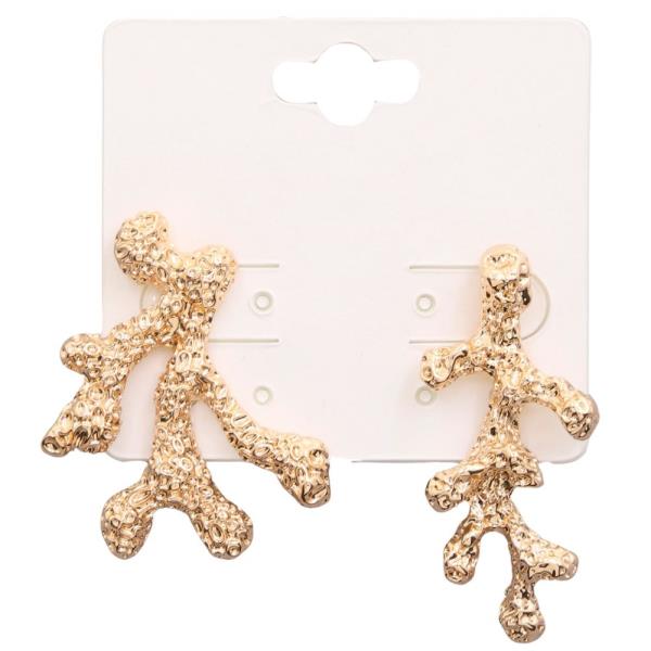HAMMERED METAL CORAL EARRING