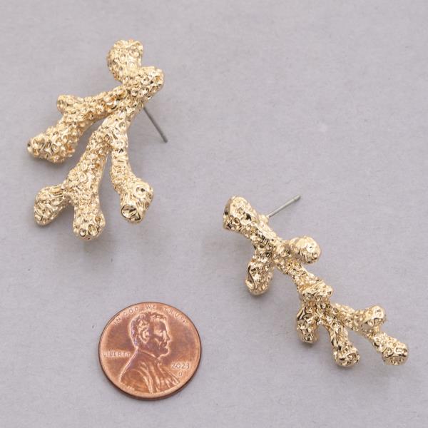 HAMMERED METAL CORAL EARRING