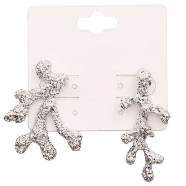 HAMMERED METAL CORAL EARRING