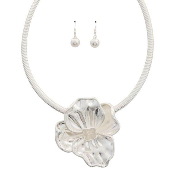 GOLD FLOWER STATEMENT NECKLACE SET WITH DROP EARRINGS