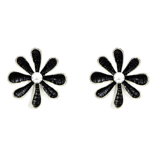CURVED DAISY FLOWER WITH PEARL EARRING