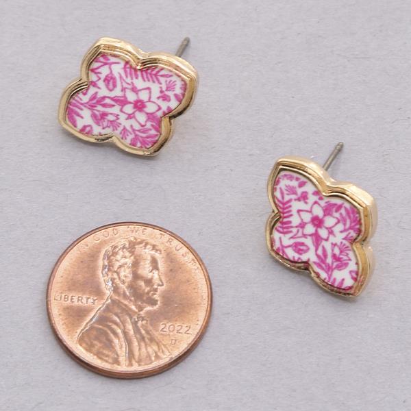 METAL EDGE FLOWER PATTERN POST EARRING