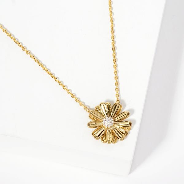 GOLD DIPPED FLOWER PENDANT NECKLACE