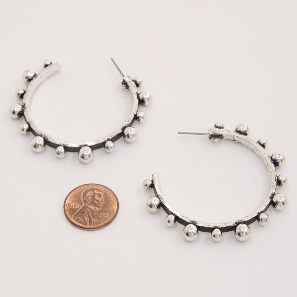 TEXTURED BALL METAL C-SHAPE HOOP EARRINGS