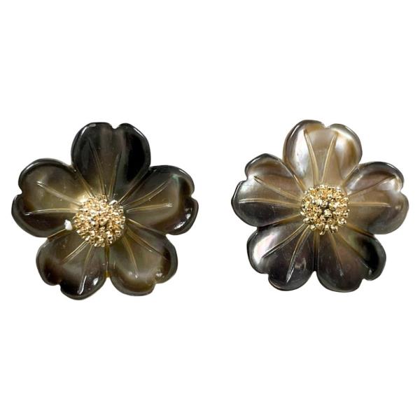 TEXTURED METAL FLOWER-SHAPED SHELL STUD EARRINGS