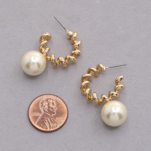 PEARL BEAD WAVY HOOP METAL EARRING