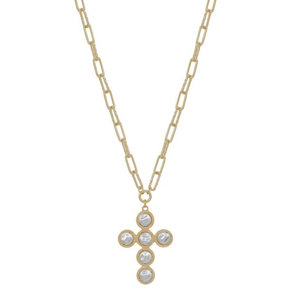 ROUND SHAOE PEARL CROSS TEXTURED METAL PENDANT SHORT NECKLACE