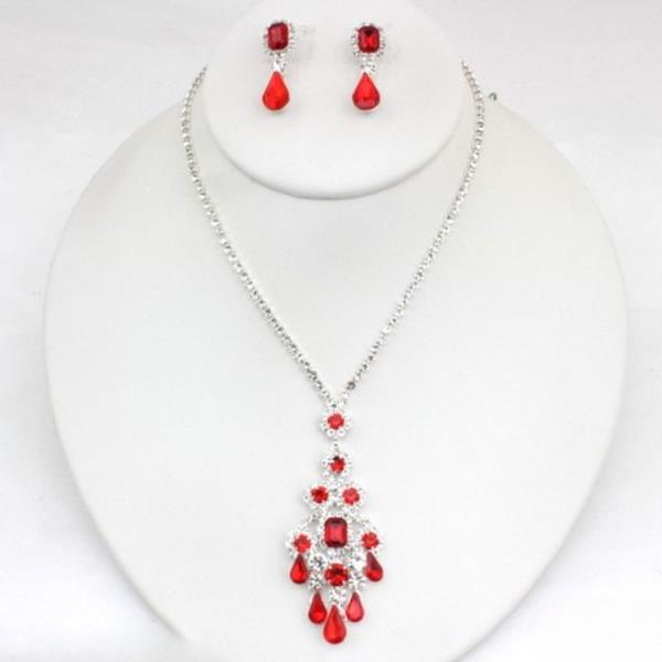 RHINESTONE PENDANT METAL NECKLACE