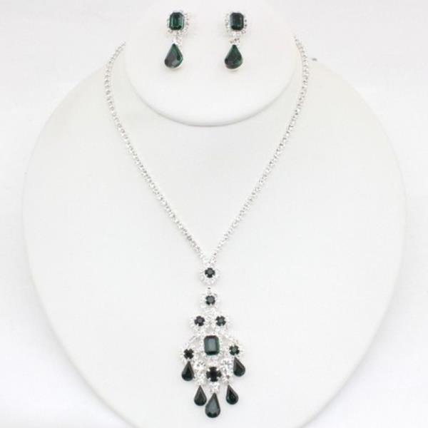 RHINESTONE PENDANT METAL NECKLACE