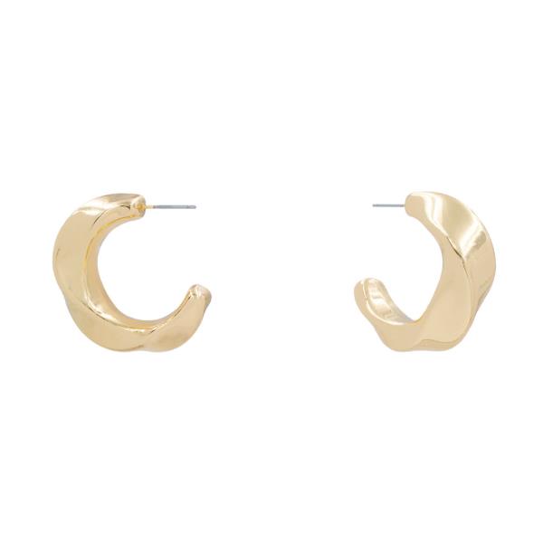 METAL SCULPTURAL HOOP EARRING