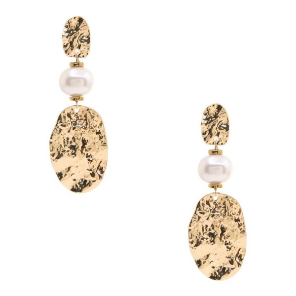 HAMMERED METAL OVAL PEARL BEAD DANGLE EARRING