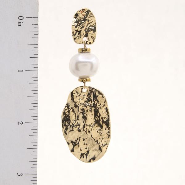 HAMMERED METAL OVAL PEARL BEAD DANGLE EARRING