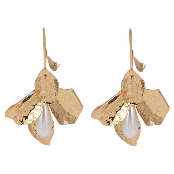 TEXTURED METAL FLOWER PEARL DANGLE EARRINGS