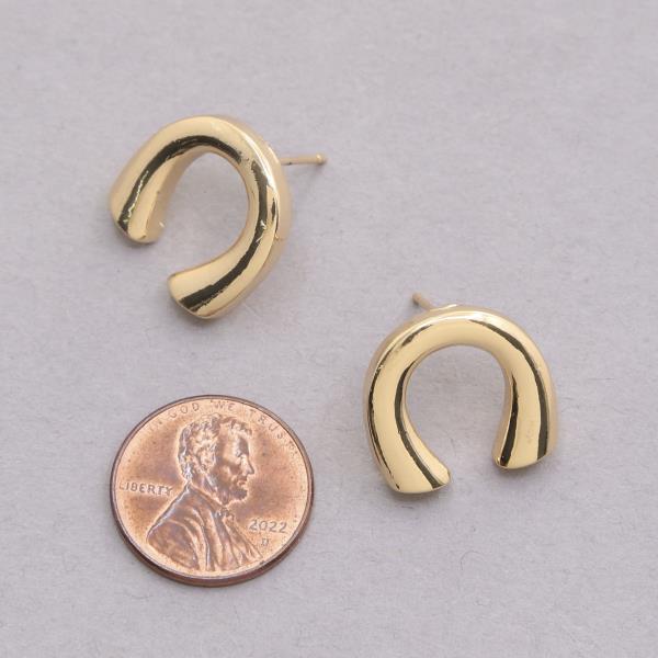 U SHAPE METAL STUD EARRING