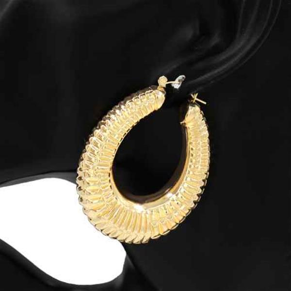 TEXTURED OVAL METAL HOOP EARRING