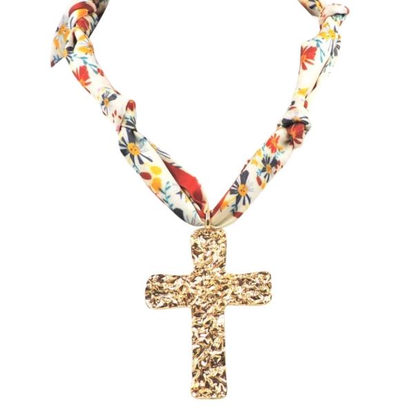 HAMMERED CROSS PENDANT FABRIC NECKLACE