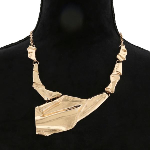 ORGANIC SHAPE PENDANT METAL NECKLACE