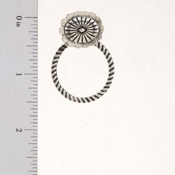 WESTERN STYLE OVAL CONCHO LINK METAL EARRING