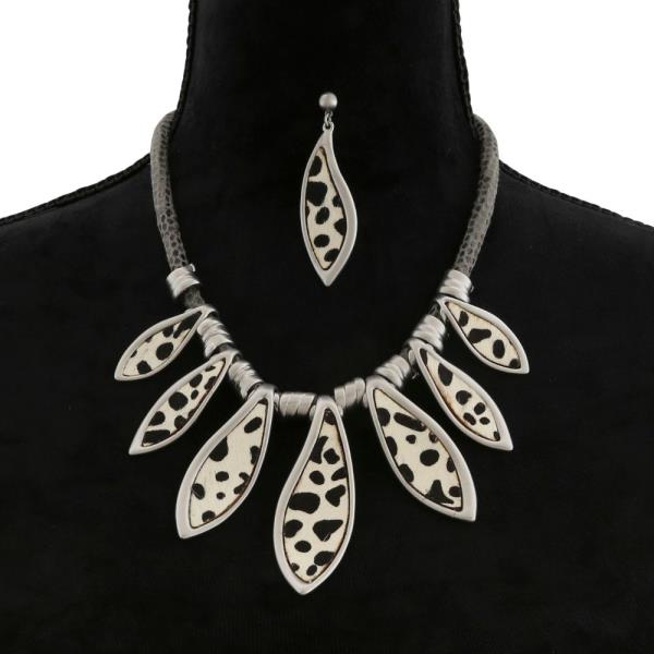 ANIMAL PRINT METAL NECKLACE