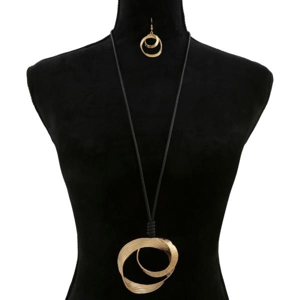 LINED DOUBLE CIRCLE METAL PENDANT NECKLACE