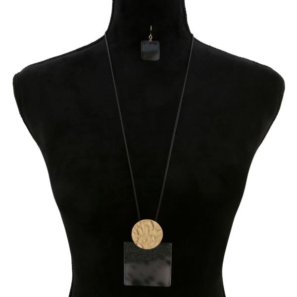 ROUND SQUARE PENDANT NECKLACE
