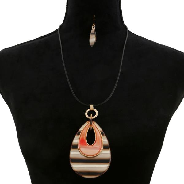 LINED PATTERN TEARDROP PENDANT NECKLACE