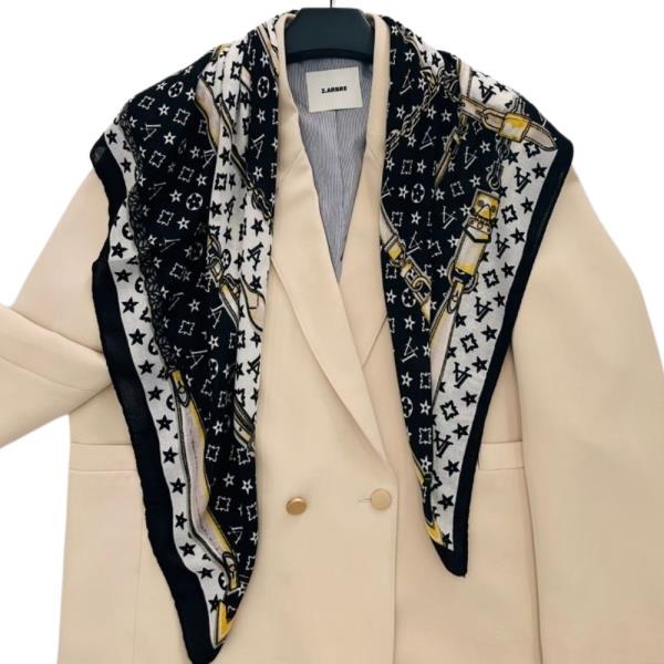 PRINTED CHAIN PATTERN SOFT SQUARE SCARF