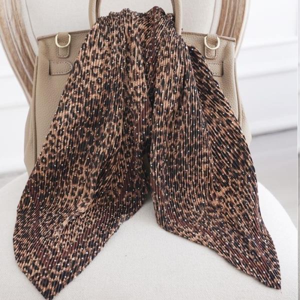 ChatGPT said:  PLEATED LEOPARD PRINT BANDANA SQUARE NECK SCARF