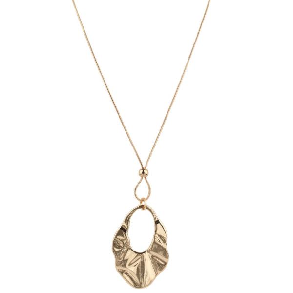 RUFFLE OVAL PENDANT METAL NECKLACE