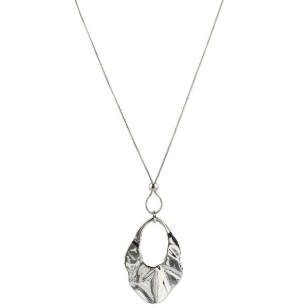 RUFFLE OVAL PENDANT METAL NECKLACE