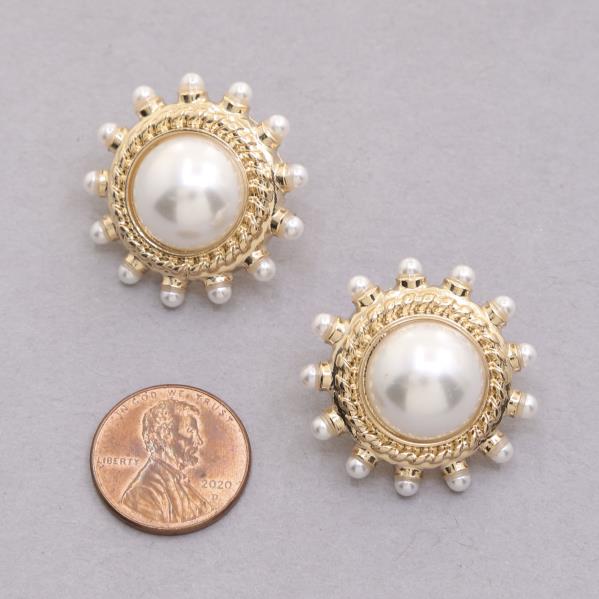 ROUND PEARL METAL EARRING